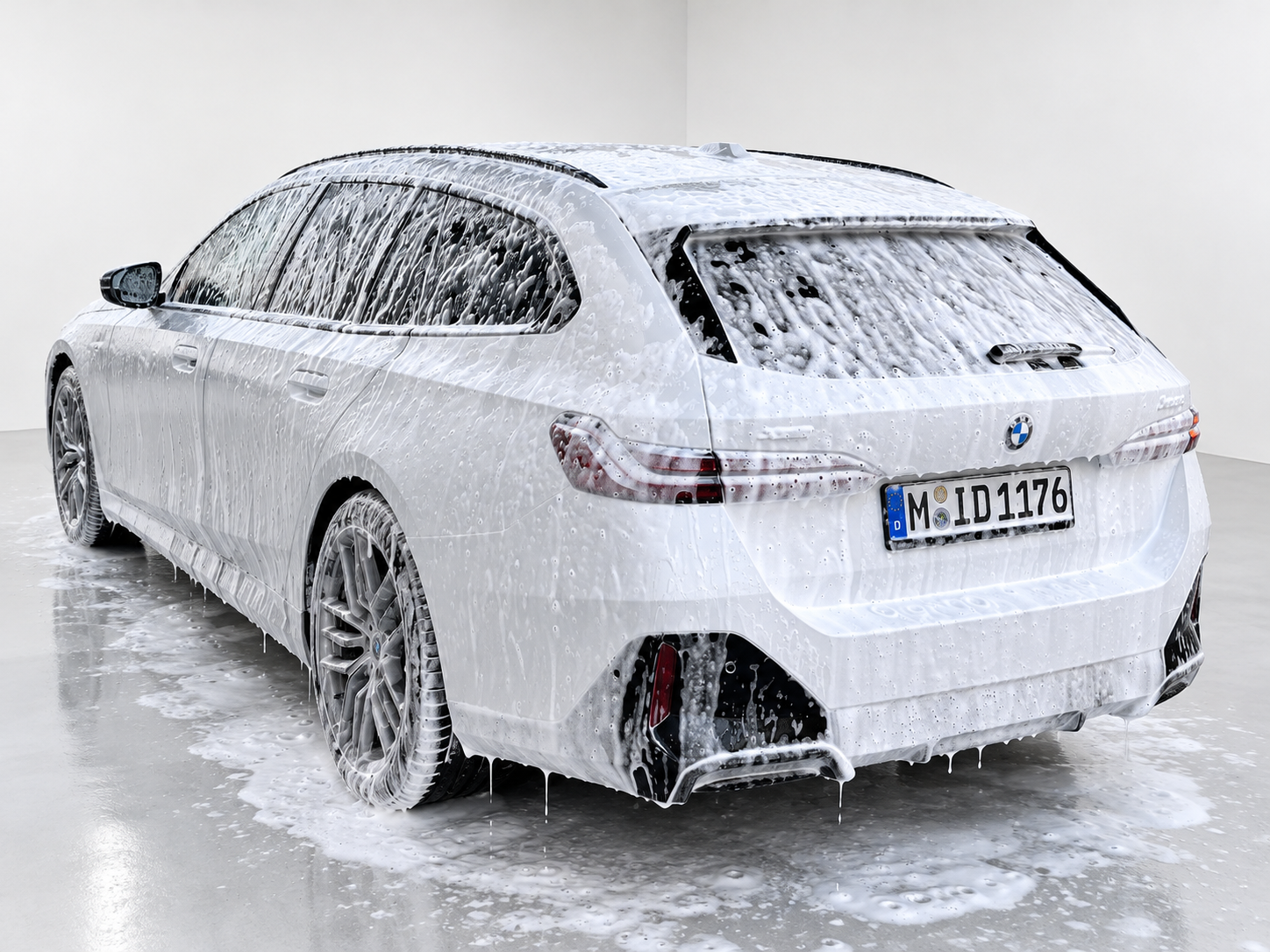 Nettoyage extérieur BMW break, mousse de pré-lavage au studio A-Clean&Care Aigle